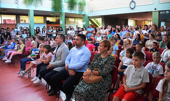 Fogadták az elsősöket a Jovan Jovanović Zmaj Általános Iskolában